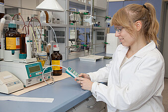 Studentin im Chemielabor Studentin im Chemielabor