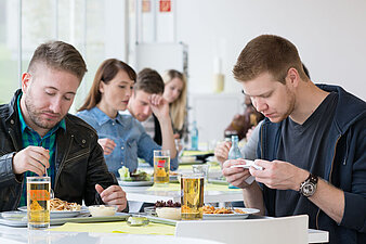 Studierende in der Mensa Campus Pirmasens Studierende in der Mensa Campus Pirmasens